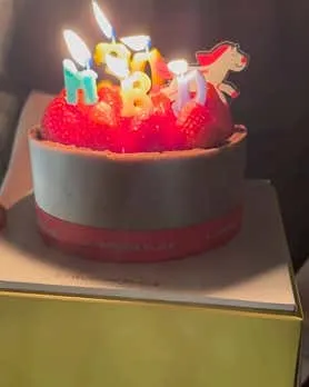 어반클래식 홍대3호점 방문자 리뷰 사진. 케이크가 놓인 기념일 장면입니다.